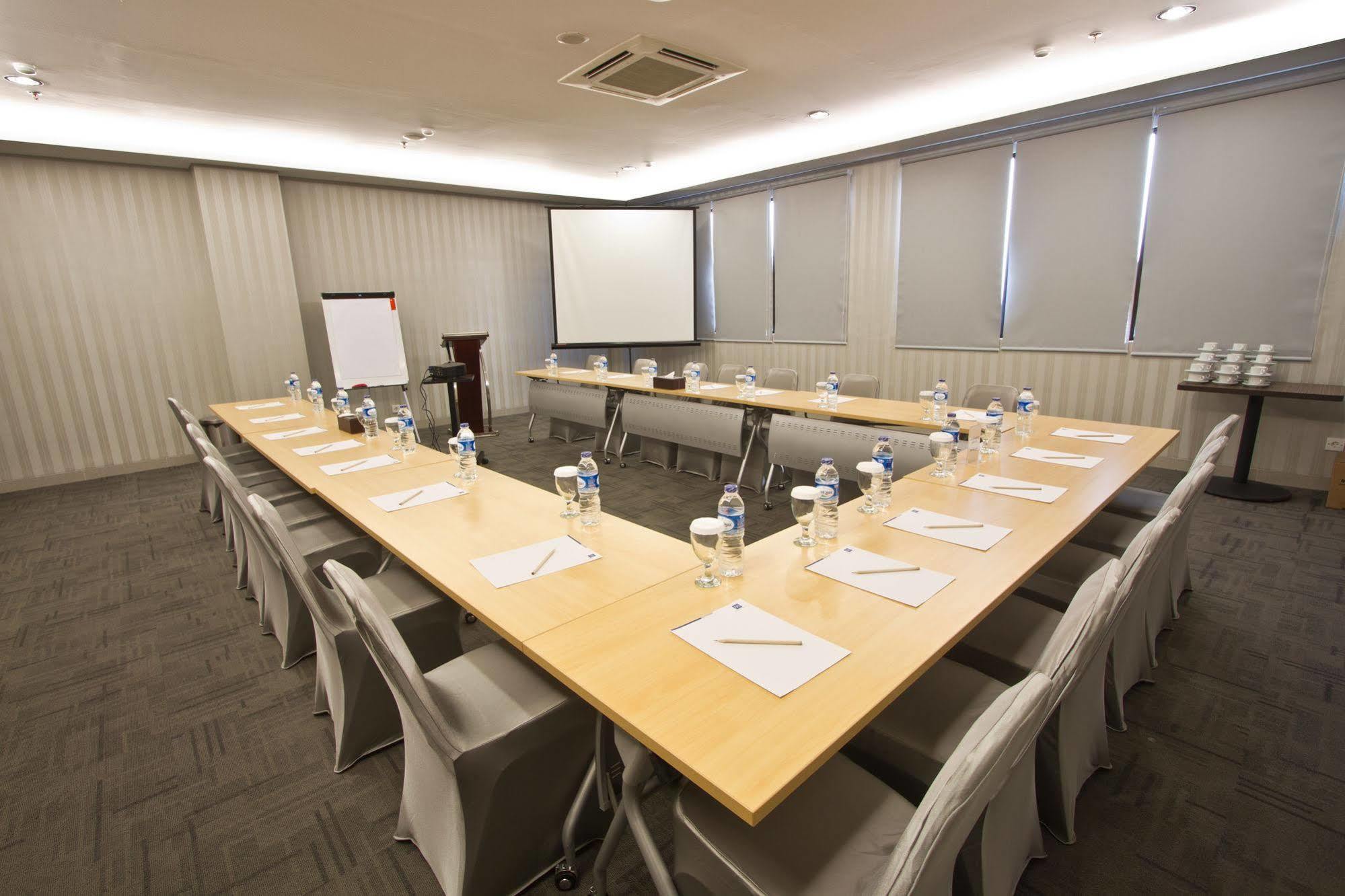 Hotel 88 Grogol Jakarta By Wh Exterior photo